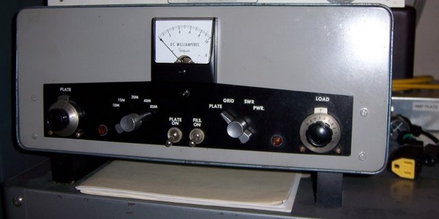 Steve says this is a homebrew single 813 amplifier that he bought without a B-plus powersupply. It was made to try and match the Heathkit line.