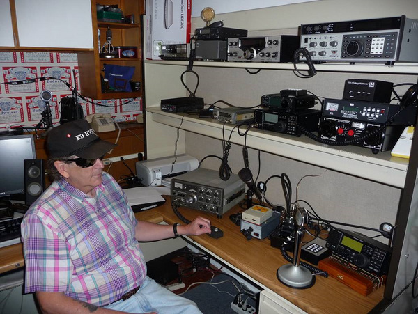 Pierre's Kenwood TS-520 Operating Desk. Looks fabulous Pierre!!