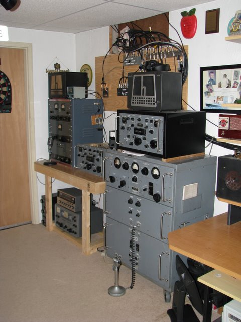 This looks like Dave's AM station. I see a T368 and matching receiver also a Globe King transmitter and receiver with a Hallicrafter's speaker with the big H sitting on top the Globe King.